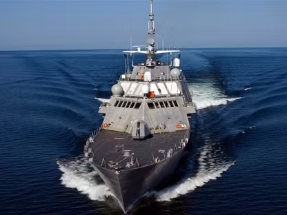 LSC-1 (Littoral Combat Ship) là tàu tác chiến ven bờ đầu tiên của hải quân Mỹ và cũng là chiếc đầu tiên trong số 6 tàu thuộc lớp “Tự Do” (Freedom). Ngoài 6 tàu lớp này, hải quân Mỹ còn 6 tàu thuộc lớp “Độc Lập” (Independence). Ngày 1/03 vừa qua, LSC-1 đã rời cảng mẹ là San Diego, lên đường đi nhận nhiệm vụ mới. Hải trình ước tính dài 1 tháng và nó dự kiến hiện diện ở Singapore 8 tháng