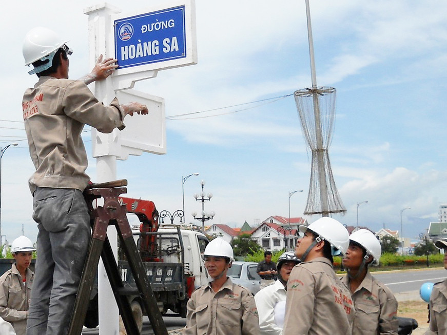 Đơn vị thi công tiến hành cắm biển tên đường Hoàng Sa