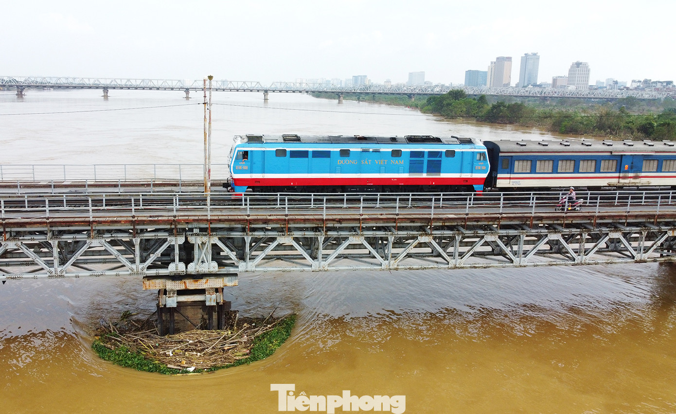 Tàu hỏa lưu thông qua cầu Long Biên chiều 13/9, với tốc độ thử tải trọng 5km/h .