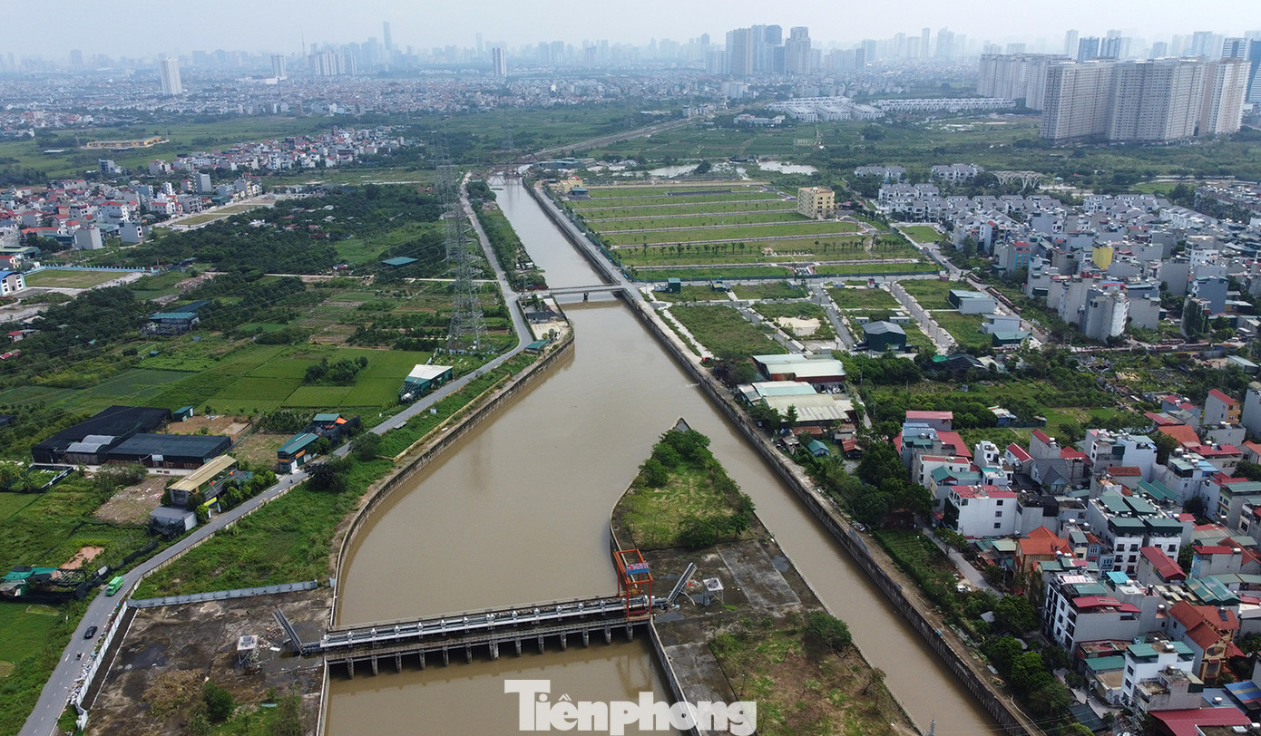 Sáng nay (13/9), Hà Nội đã lệnh rút báo động lũ cấp I và cấp II trên sông Hồng tại 15 quận, huyện, thị xã. Những giờ tới, lũ trên sông Hồng tiếp tục xuống.Ngoài sông Đáy không lên, không xuống, lũ trên các sông lớn ở miền Bắc, như: Thao, Chảy, Lô, Thương, Lục Nam, Thái Bình, Đáy, Hồng, Cầu, Hoàng Long đang xuống. Dự báo đến 13h hôm nay, mực nước sông Hồng tại Trạm Thủy văn Hà Nội (quận Long Biên) ở mức 9,9m, giảm 12cm so với mực nước thực đo lúc 7h sáng nay.