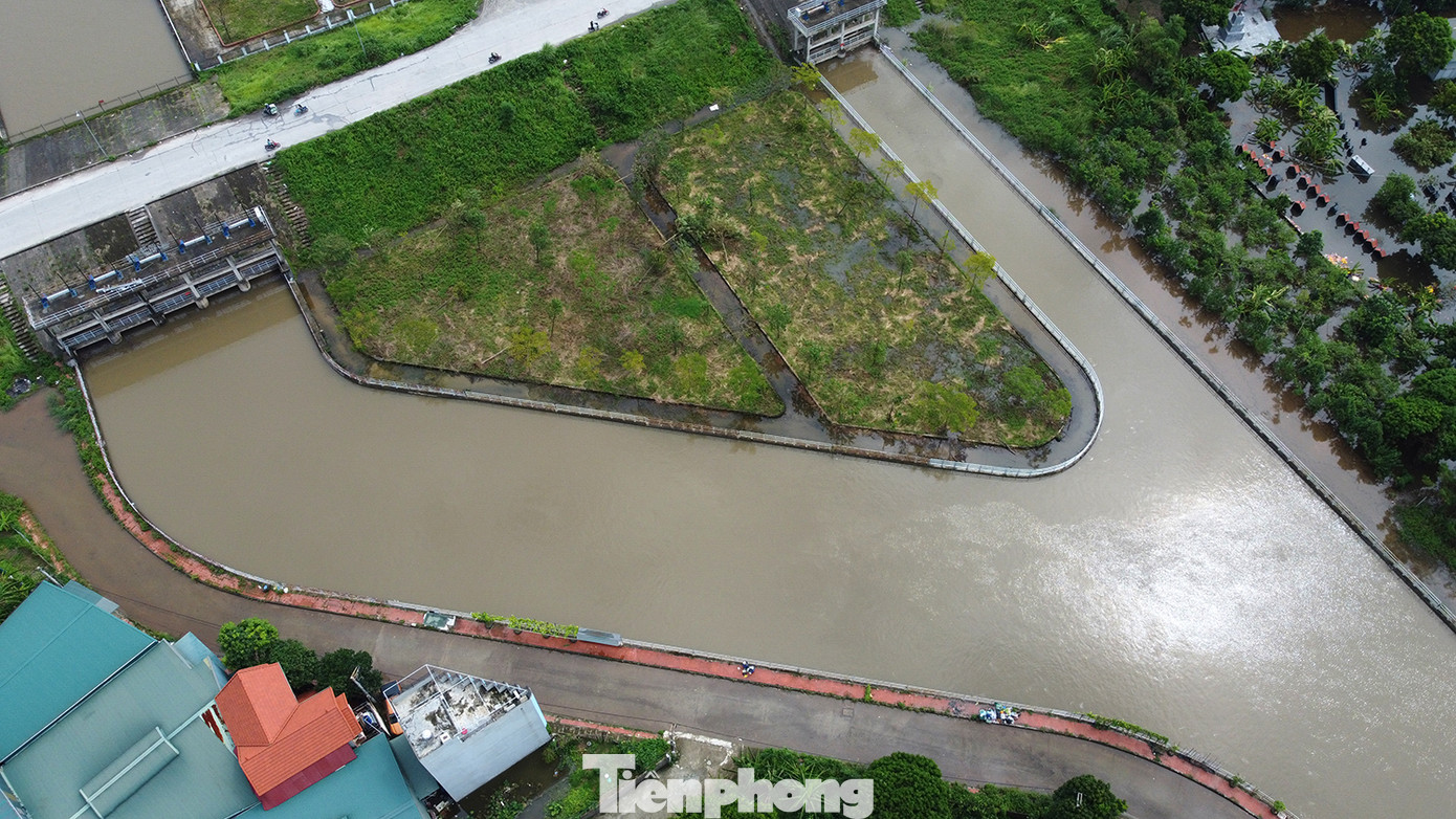 Và hôm nay 13/9 lượng nước đã giảm nhưng các tổ máy vẫn hoạt động hết công suất.