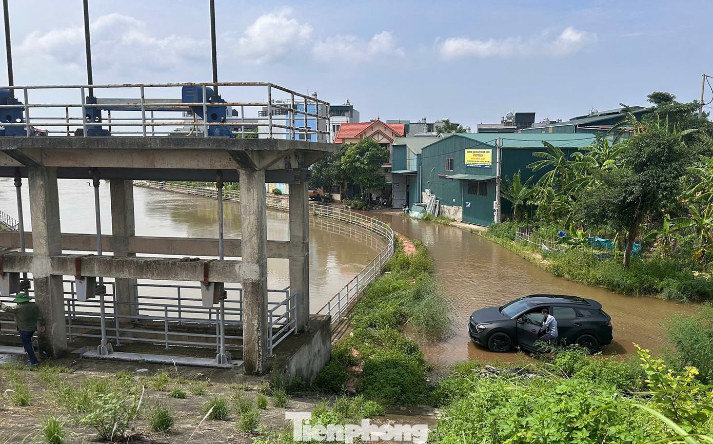 Do ảnh hưởng của bão số 3, những ngày qua trên địa bàn Hà Nội mưa to khắp nơi. Thống kê đến trưa nay (12/9), hàng ngàn héc-ta cây trồng và một số khu vực thuộc các quận vẫn đang bị ngập nước.