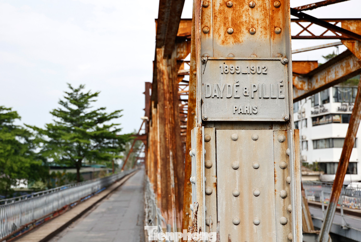 Đồng thời tiếp tục theo dõi tình hình mực nước lũ trên sông Đuống, sông Hồng để kịp thời cập nhật và đề xuất phương án tổ chức giao thông trên cầu nhằm đảm bảo an toàn cho người và phương tiện lưu thông qua cầu...