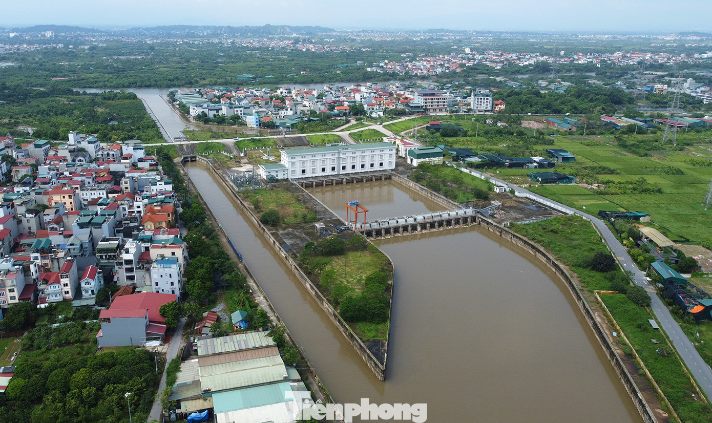 Dự án có hạng mục quan trọng nhất là 10 tổ máy bơm, xả lũ với công suất 120 m3/s, gấp 1,5 lần công suất trạm bơm Yên Sở và là trạm bơm lớn nhất Hà Nội hiện nay.