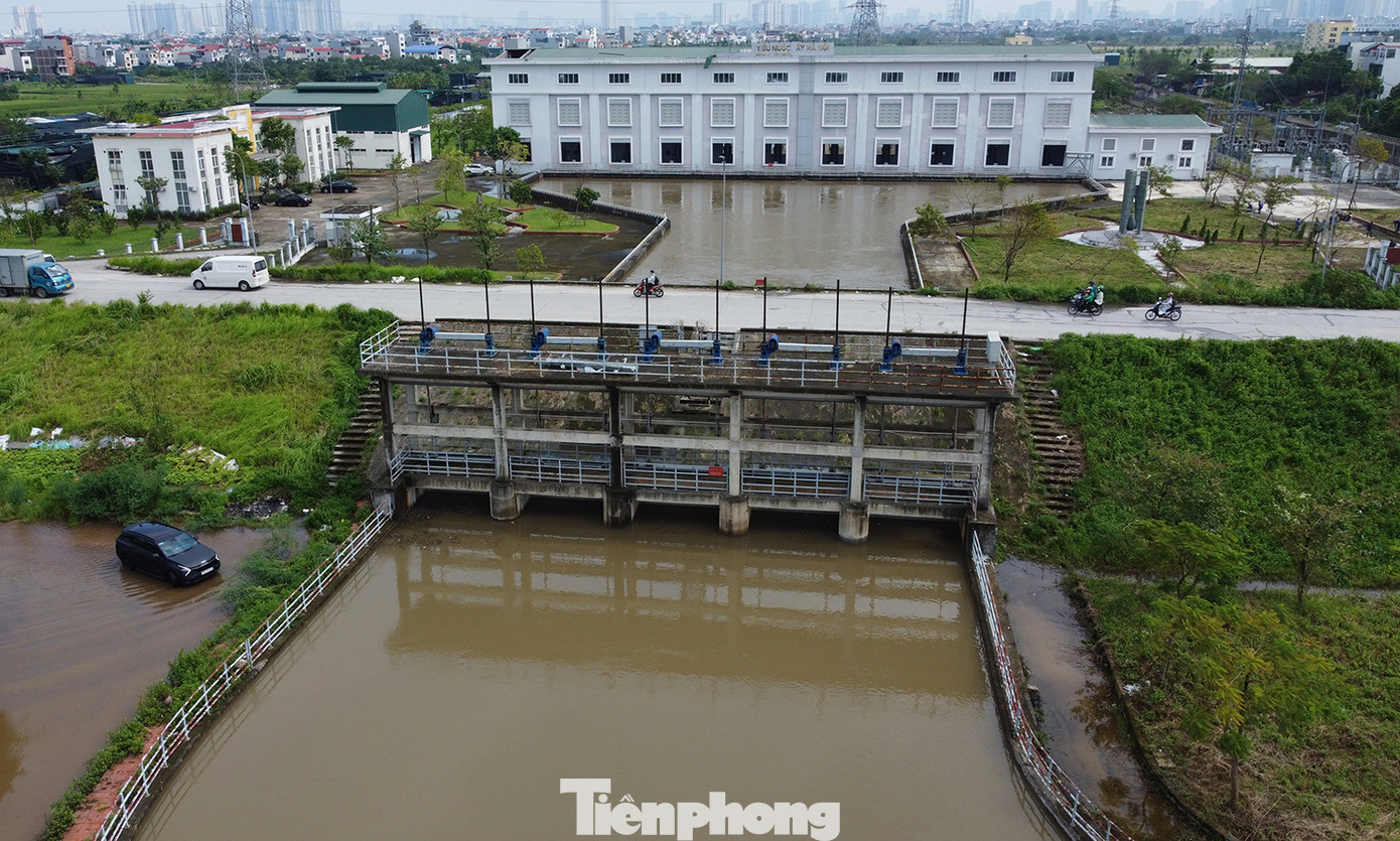 Toàn cảnh trạm bơm tiêu Yên Nghĩa (Đông Lao, Đông La, Hoài Đức, Hà Nội) nhìn từ trên cao.