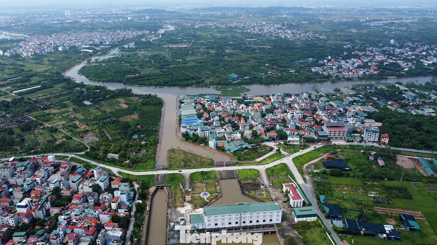 Mưa lớn còn làm úng ngập một số nơi thuộc các phường Yên Nghĩa, Phú La, Kiến Hưng, Phúc La, Quang Trung (quận Hà Đông), xã Phú Nghĩa (huyện Chương Mỹ).