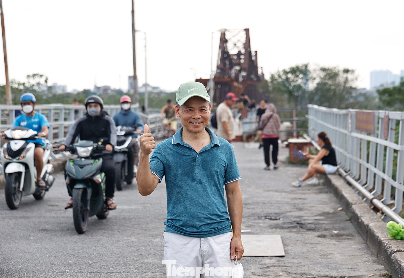 Ông Nguyễn Điền (phố Ngọc Hà, Ba Đình) cho biết: "Hằng ngày tôi thường chạy thể dục từ nhà qua cầu Long Biên. Nhưng do cơn bão số 3 nên cầu bị cấm từ tuần trước. Nghe thông tin trên báo đài là chiều nay gỡ lệnh cấm cầu, tôi rất phấn khởi".