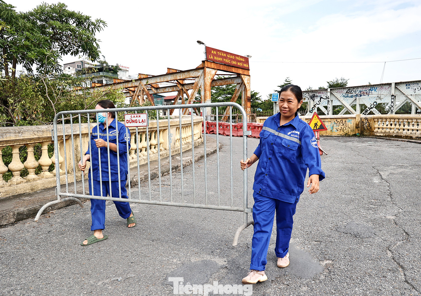 Cận cảnh tàu hỏa băng băng trên cầu Long Biên sau khi gỡ lệnh cấm ảnh 1