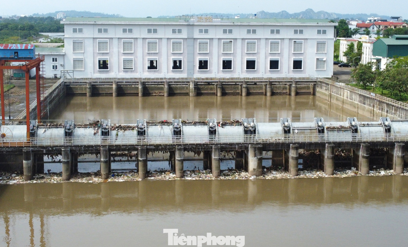 Trạm bơm này là một trong những công trình trọng điểm của thành phố, được kỳ vọng góp phần xóa nhiều “điểm đen” úng ngập cho các quận, huyện phía Tây thủ đô Hà Nội.