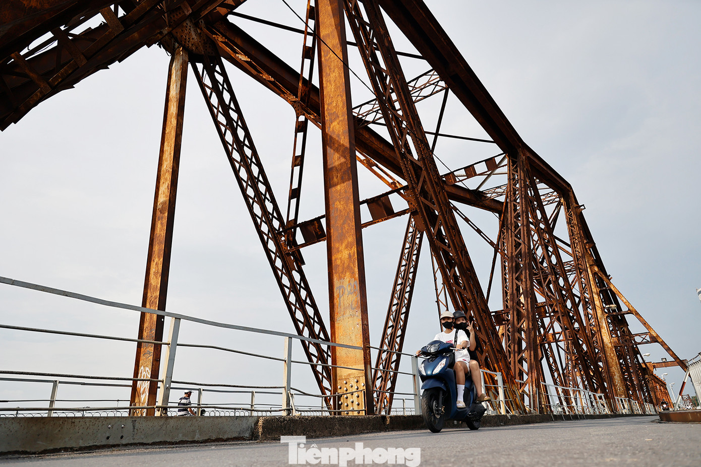 Theo Tổng công ty Đường sắt Việt Nam, qua kiểm tra thực tế hiện trường tại cầu Long Biên vào 12h ngày 13/9, mực nước cách đáy dầm Long Biên là 3,6m; cách đáy dầm cầu Đuống là 2,35m; mực nước hiện đã dưới mức báo động 2.