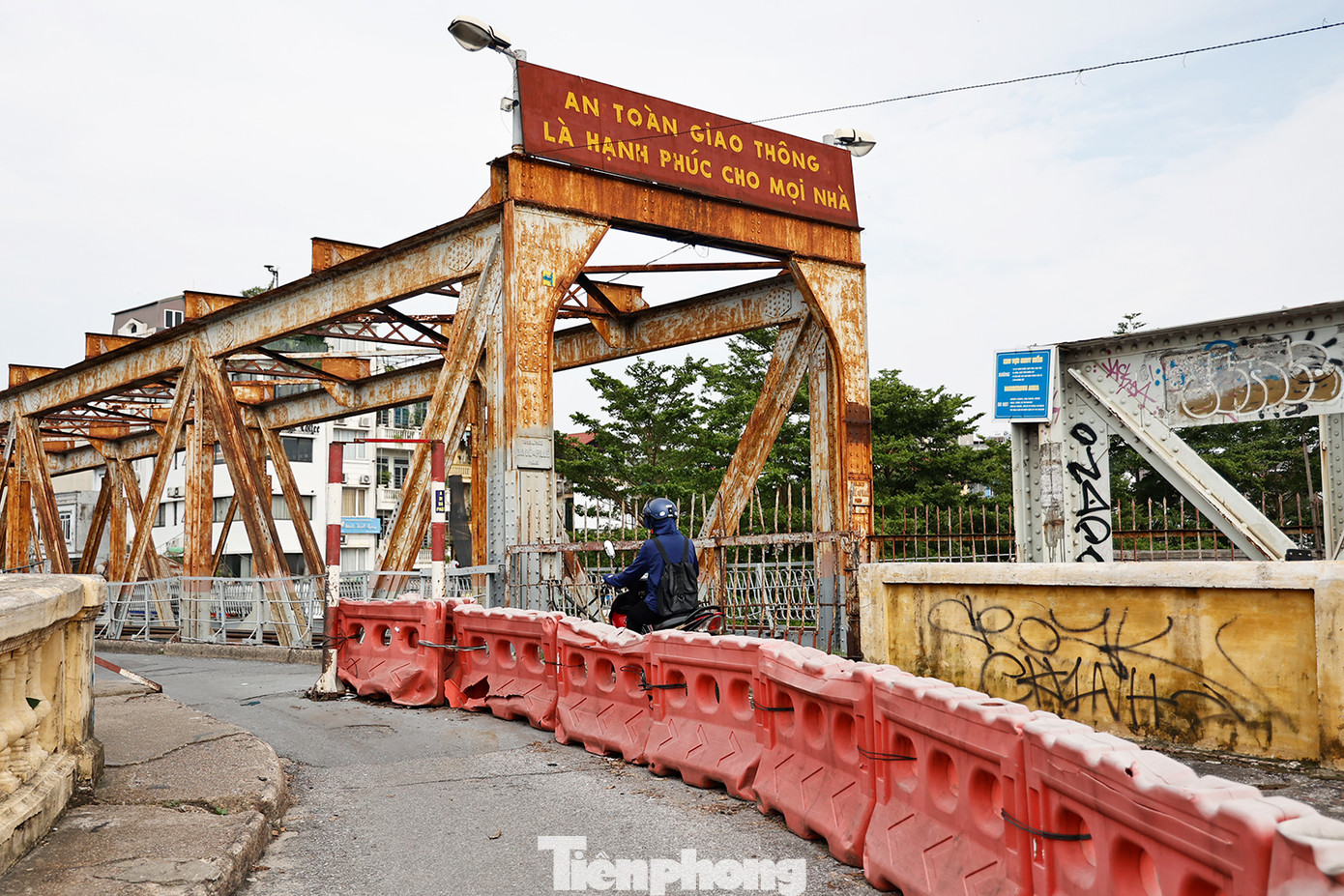 Sở Giao thông Vận tải Hà Nội đề nghị Cục Đường sắt Việt Nam chỉ đạo Công ty cổ phần đường sắt Hà Hải thu hồi toàn bộ hệ thống biển báo cấm phương tiện và hệ thống biển chỉ dẫn hướng đi cho các phương tiện tại hai đầu cầu Long Biên, cầu Đuống (quận Long Biên, huyện Gia Lâm)