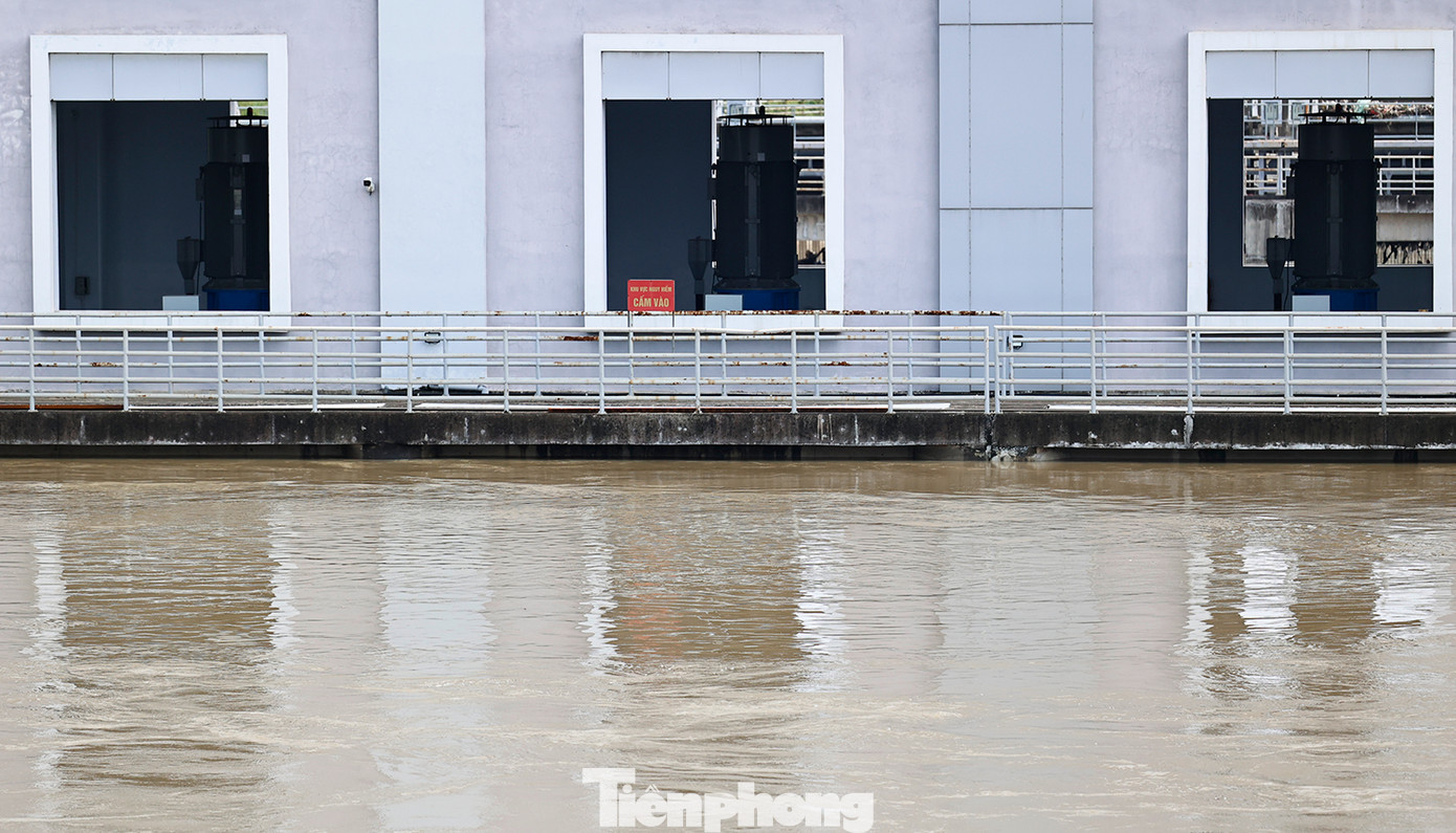 Kênh dẫn nước La Khê đưa nước từ sông Nhuệ vào nhà máy để bơm ra sông Tích thông suốt, việc bơm xả, hạ mực nước sông Nhuệ mỗi khi mưa lớn diễn ra.