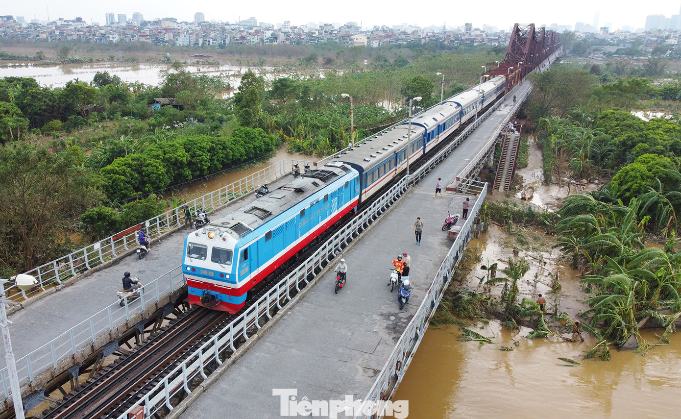 Tàu hỏa và các phương tiện lưu thông trở lại trên cầu Long Biên từ chiều 13/9 (ảnh chụp lúc 15h40).