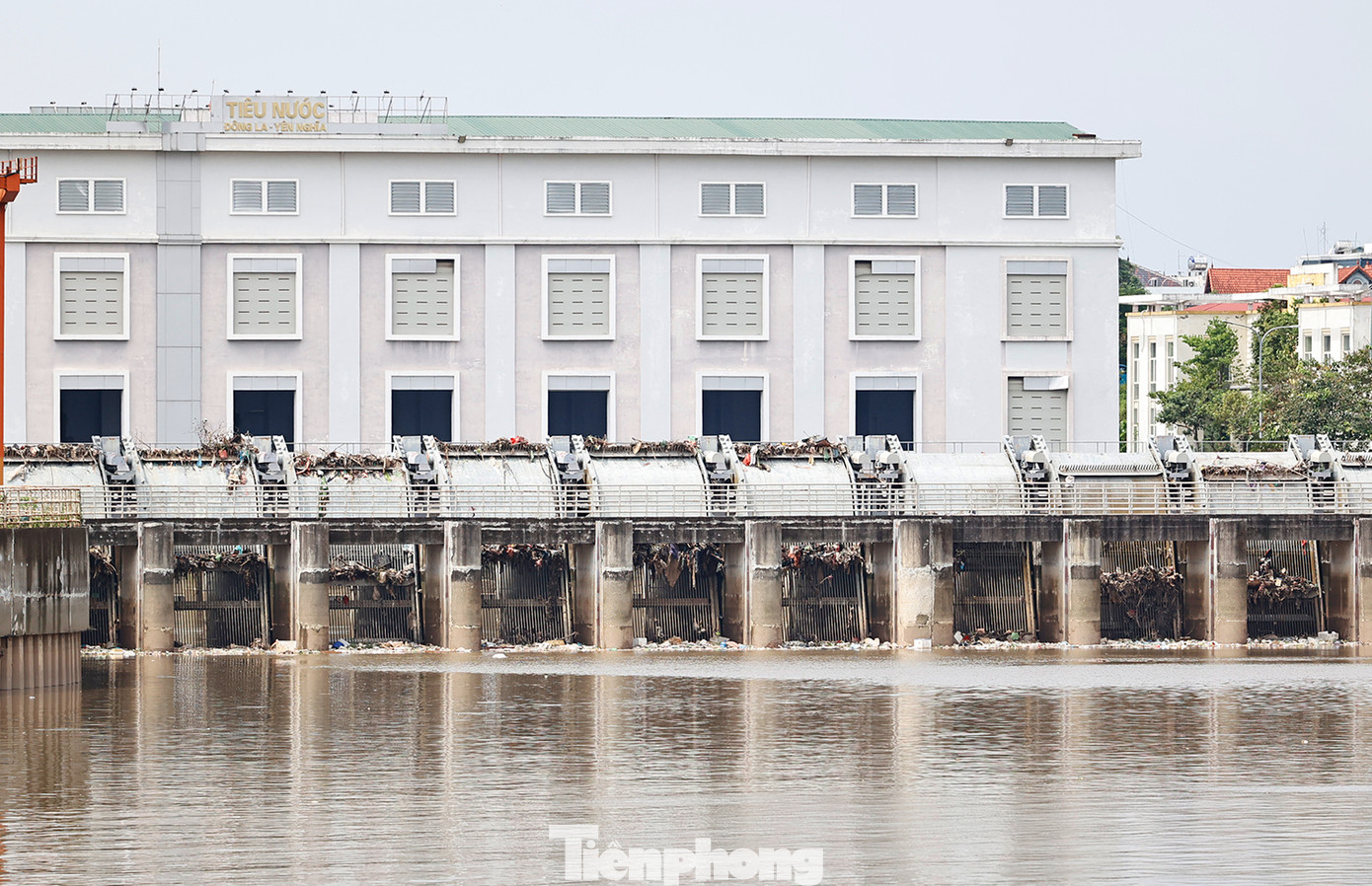 Sau những trận mưa của cơn bão số 3 vừa qua, nhiều khu dân cư trên địa bàn các quận, huyện: Thanh Xuân, Hà Đông, Hoài Đức, Nam Từ Liêm, Bắc Từ Liêm… bị ngập úng, ảnh hưởng tới giao thông, gây thiệt hại về tài sản.