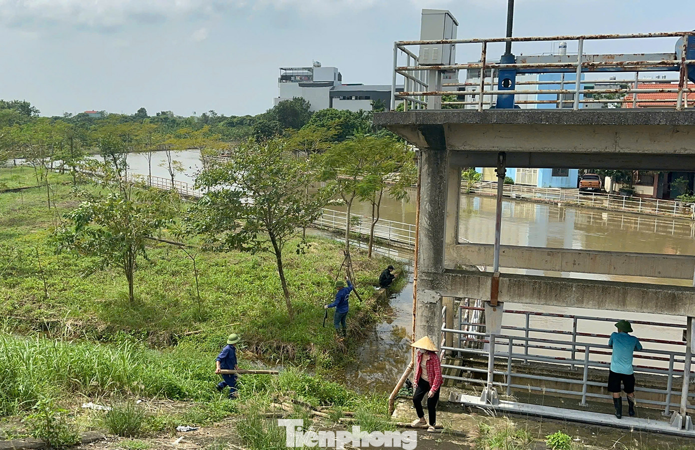 Chị Kim Chiến, công nhân trạm bơm tiêu Yên Nghĩa, cho biết hàng chục cán bộ nhân viên tại trạm được phân công ứng trực 24/24 giờ; tập trung vận hành các tổ máy bơm theo phương án được phê duyệt.