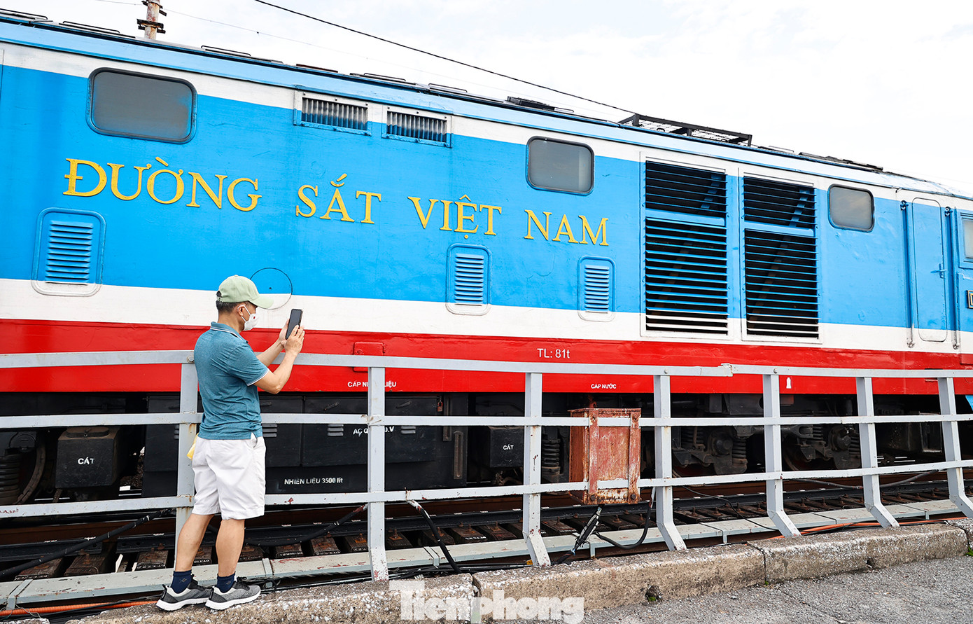 Sở Giao thông Vận tải Hà Nội khôi phục tổ chức giao thông trên cầu Long Biên (Km3+056) tuyến đường sắt Hà Nội-Đồng Đăng cho người đi bộ, xe thô sơ, xe 2 bánh qua cầu Long Biên cả 2 hướng. Khôi phục tổ chức giao thông trên cầu Đuống (Km9+667) tuyến đường sắt Hà Nội-Đồng Đăng cho người đi bộ và các loại phương tiện qua cầu Đuống cả 2 hướng (cấm xe tải có tải trọng trên 13 tấn qua cầu).