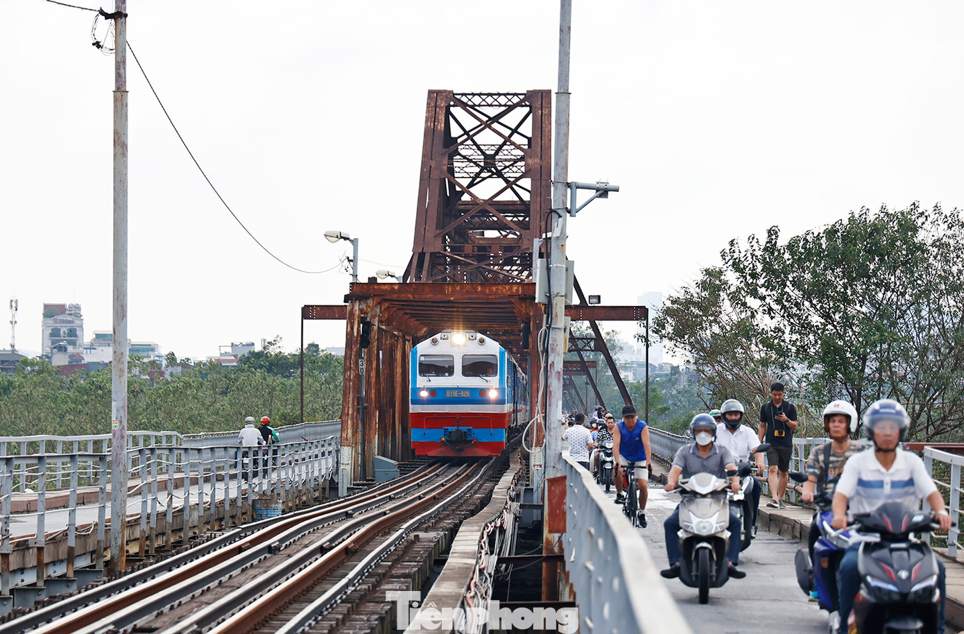 Người và phương tiện đã có thể lưu thông trở lại bình thường trên cầu Long Biên và cầu Đuống sau khi Hà Nội khôi phục lại phương án tổ chức giao thông từ 15h hôm nay (13/9).