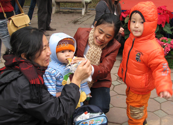 Những đứa trẻ được tiếp sức để tiếp tục đi chơi hội