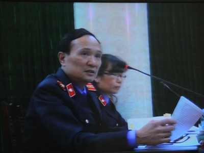 Đại diện Viện Kiểm sát xét hỏi Dương Chí Dũng. Ảnh: Bảo Thắng. Đại diện Viện Kiểm sát xét hỏi Dương Chí Dũng. Ảnh: Bảo Thắng