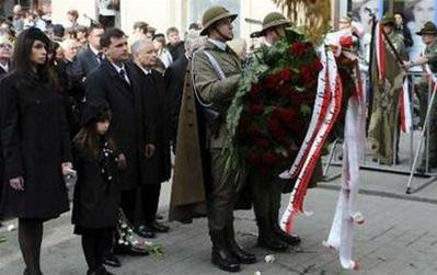 Linh cữu vợ chồng Tổng thống Kaczynski được đưa từ Wrasaw tới Krakow bằng máy bay quân sự. Trước đó, linh cữu cố Tổng thống Kaczynski cũng đã được đưa tới những nơi gắn bó với cuộc đời ông ở Thủ đô Warsaw, trong đó có Tòa thị chính Warsaw. (AP) Hàng trăm nghìn người dân vẫy cờ, hoa và cầu nguyện tại Krakow để vĩnh biệt vợ chồng cố Tổng thống Lech Kaczynski (Reuters,AP) Trong buổi lễ Misa, Tổng giám mục Krakow Stanislaw bày tỏ hy vọng sự sát cánh sau thảm họa rơi máy bay sẽ củng cố quan hệ Nga-Ba Lan (AP) Sau lễ Misa, xe pháo rước linh cữu vợ chồng cố Tổng thống Kaczynski qua thành phố và tới thánh đường Wawel (Reuters,AP) Quân đội Ba Lan tham gia tang lễ cố Tổng thống (Reuters) Ông Jaroslaw Kaczynski, người anh em song sinh- và gia đình con gái Marta của cố Tổng thống Kaczynski trong tang lễ ( Reuters) Lãnh đạo, quan chức, bè bạn và người thân từ nhiều quốc gia tới dự tang lễ vợ chồng cố Tổng thống Kaczynski, trong đó có Tổng thống các nước Nga, Đức, Ucraina, Litva, Séc và Chủ tịch Nghị viện Châu Âu. Tuy nhiên, sự cố núi lửa phun tro bụi ở Iceland đã khiến nhiều nguyên thủ không thể tới dự tang lễ, gồm Tổng thống Mỹ Barack Obama, Thái tử Anh Charles, Tổng thống Pháp Nicolas Sarkozy, Thủ tướng Đức Angela Merkel… (AP,Reuters) Mộ phần của vợ chồng cố Tổng thống Kaczynski được đặt tại Wawel, nơi an nghỉ của các nhà vua và các vị anh hùng dân tộc Ba Lan (AP)