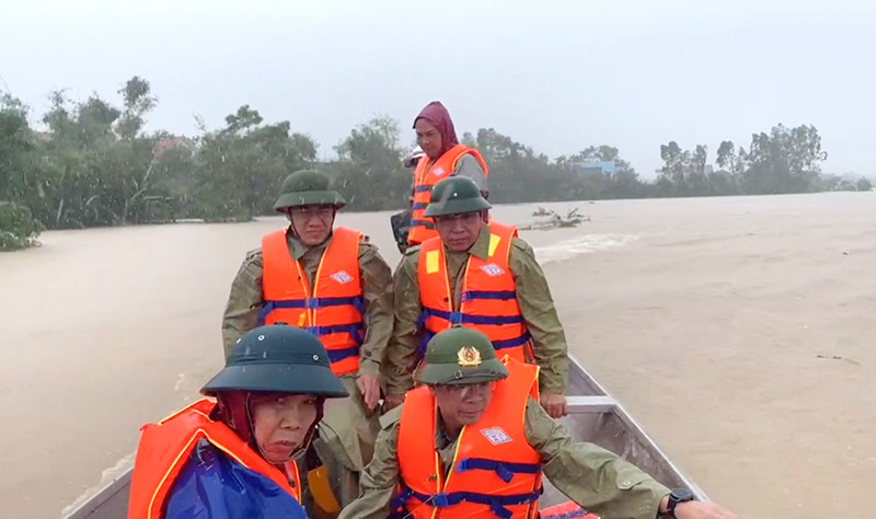 Lãnh đạo tỉnh Quảng Bình thị sát tình hình lũ lụt ở huyện Lệ Thuỷ.