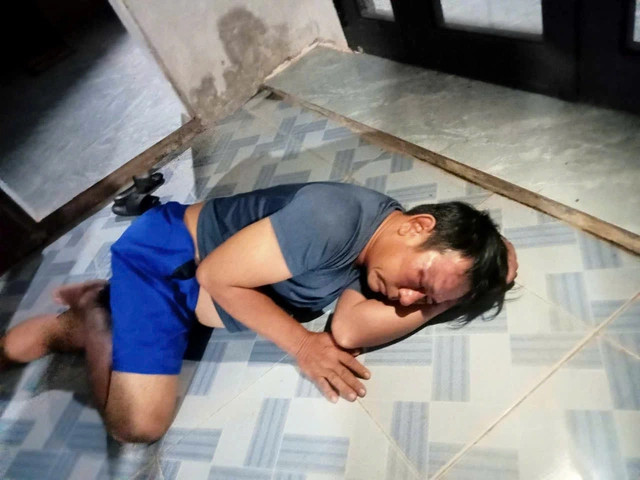 Sau khi đánh ông Lư bất tỉnh trên mâm cơm, nhóm đối tượng còn cầm chân lôi ông Lư ra sân tiếp tục đánh đập.