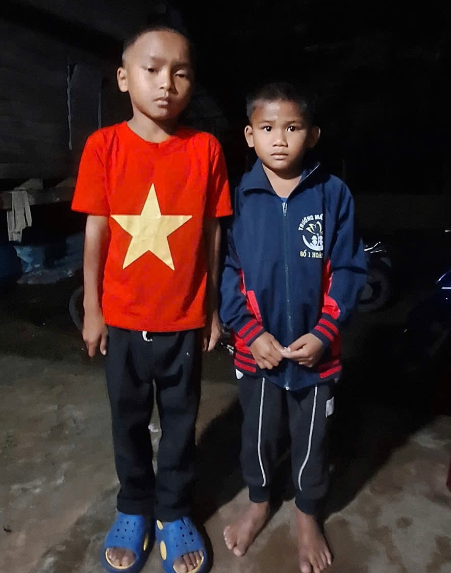 2 bạn nhỏ được cứu sống trong gang tấc nhờ sự mưu trí, dũng cảm của các anh lớp trên. 2 bạn nhỏ được cứu sống trong gang tấc nhờ sự mưu trí, dũng cảm của các anh lớp trên.