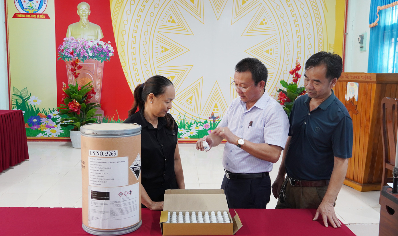 CDC Quảng Bình tặng và hướng dẫn sử dụng hoá chất để phong chống bệnh thuỷ đậu tại Trường Tiểu học - THCS xã Lê Hoá.