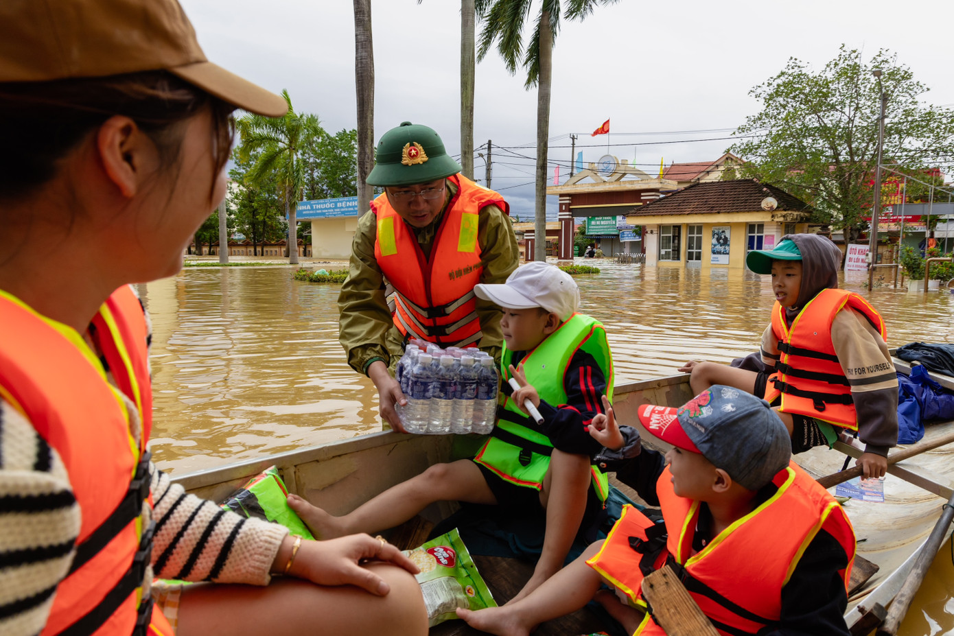 Công an, quân đội là lực lượng nòng cốt trong cứu hộ và cứu trợ người dân vùng lũ. Công an, quân đội là lực lượng nòng cốt trong cứu hộ và cứu trợ người dân vùng lũ.