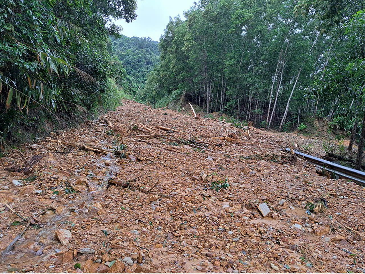 Công tác khắc phục gặp nhiều khó khăn do khối lượng đất đá sạt lở quá lớn, kết hợp với thời tiết xấu, địa hình phức tạp.