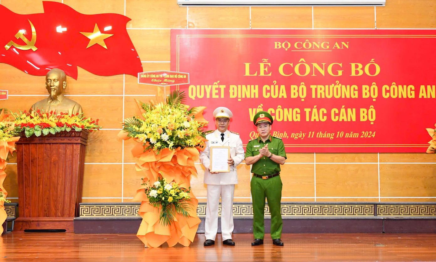 Trung tướng Nguyễn Văn Long, Thứ trưởng Bộ Công an trao quyết định bổ nhiệm Giám đốc Công an tỉnh Quảng Bình cho Đại tá Nguyễn Thanh Liêm.