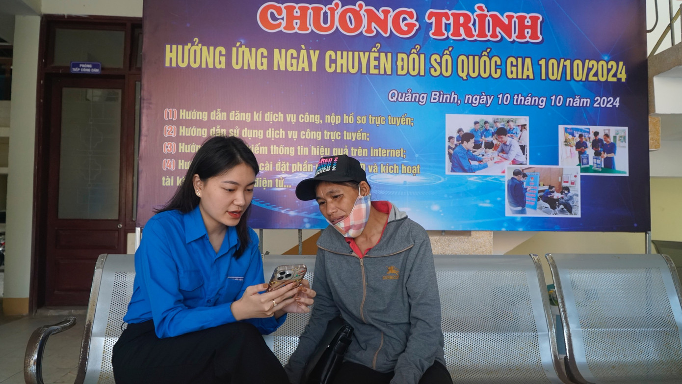 Hướng dẫn người dân cài đặt một số nền tảng trên điện thoại.