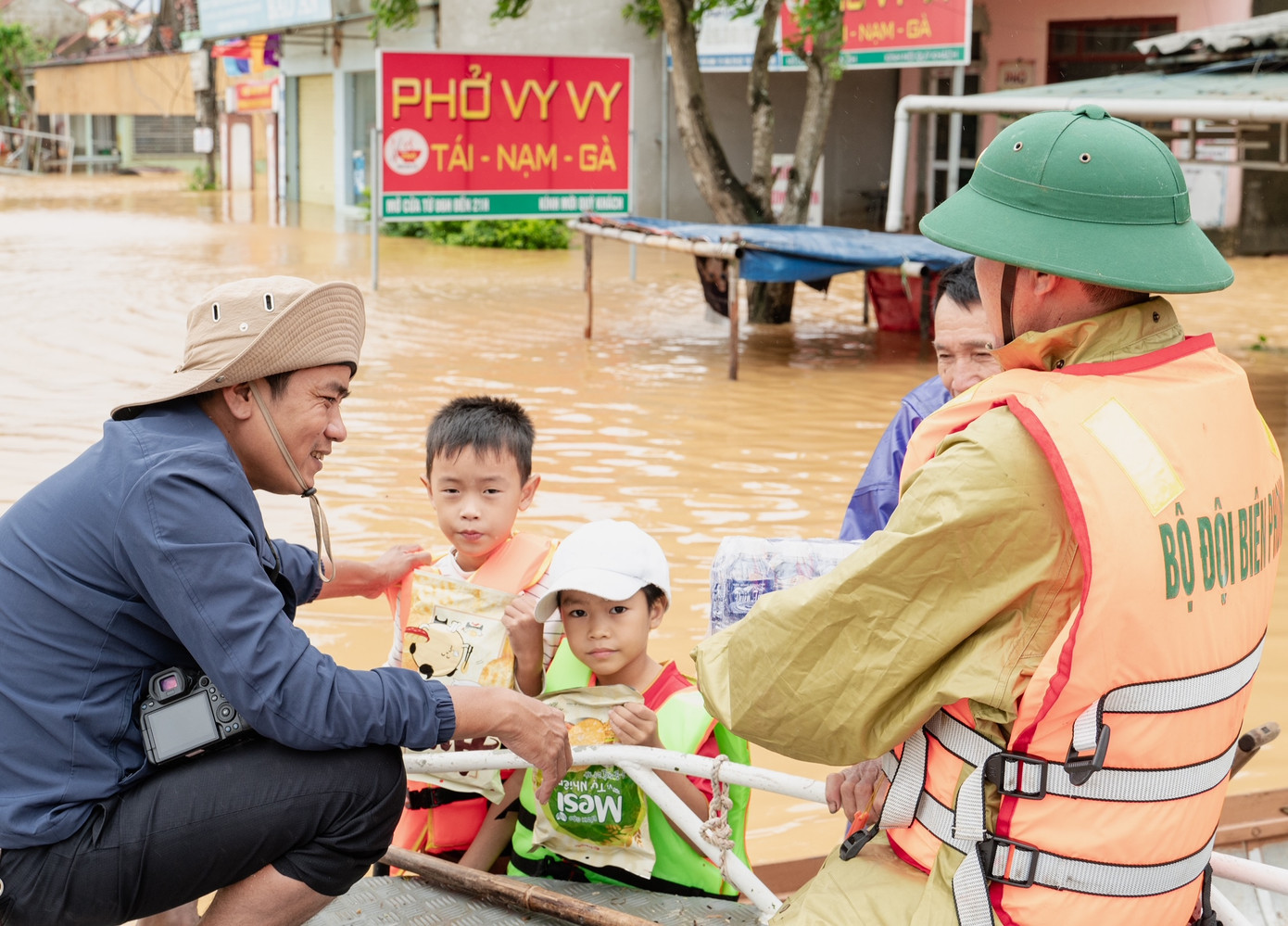 Những đứa trẻ vùng rốn lũ Những đứa trẻ vùng rốn lũ