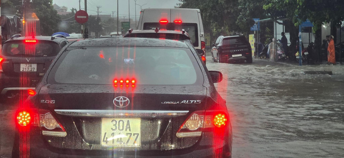 Trận mưa lớn đúng vào giờ đi làm khiến nhiều tuyến đường của TP. Đồng Hới tê liệt. Anh Dương Minh Phong, phường Bắc Lý cho biết: Trên QL1A đoạn qua xã Lộc Ninh, TP. Đồng Hới bị tắc đường hơn 30 phút do nước ngập quá sâu, các phương tiện không thể di chuyển. Trận mưa lớn đúng vào giờ đi làm khiến nhiều tuyến đường của TP. Đồng Hới tê liệt. Anh Dương Minh Phong, phường Bắc Lý cho biết: Trên QL1A đoạn qua xã Lộc Ninh, TP. Đồng Hới bị tắc đường hơn 30 phút do nước ngập quá sâu, các phương tiện không thể di chuyển.