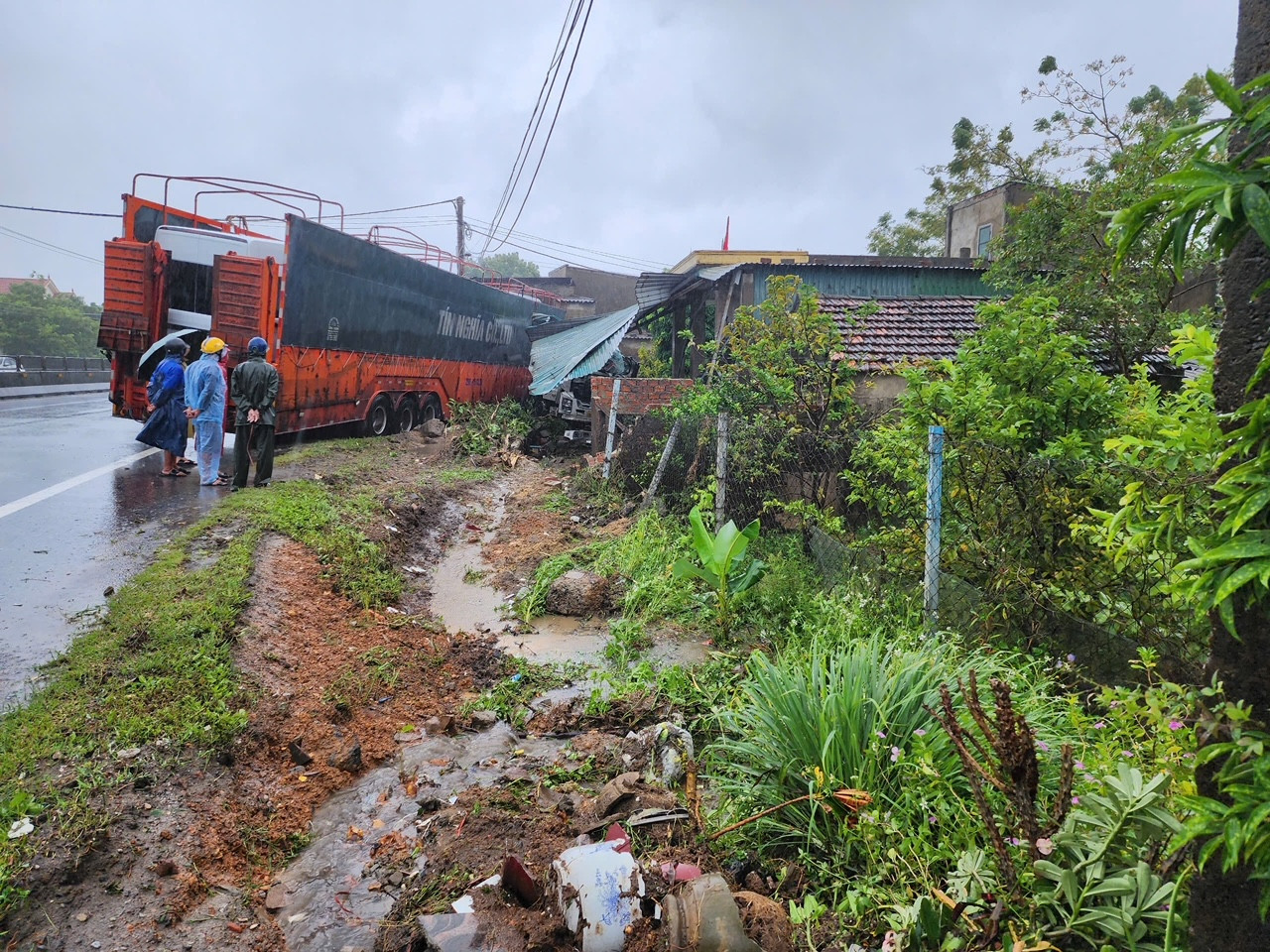 Mưa to, đường trơn trượt dẫn đến vụ tai nạn.