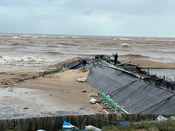 Toàn bộ bờ bao bị sóng đánh tan tành, tôm và trang thiết bị nuôi tôm bị cuốn ra biển.