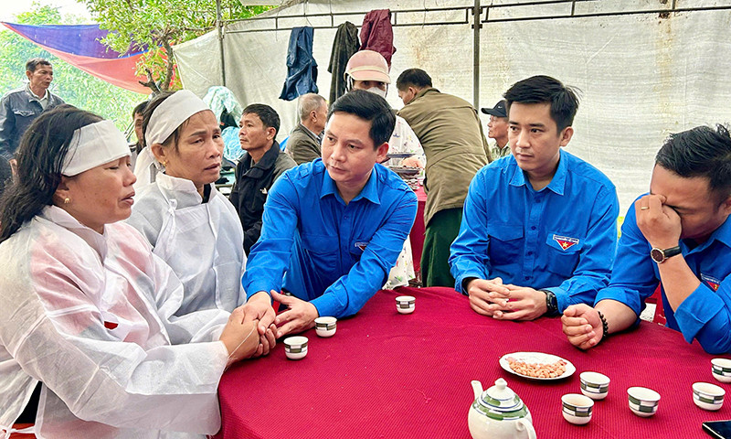 Lãnh đạo Tỉnh Đoàn Quảng Bình thăm hỏi, động viên gia đình anh Lê Ngọc Hơn bị lũ cuốn trôi khi tham gia cứu hộ người dân.