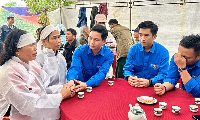 Lãnh đạo Tỉnh Đoàn Quảng Bình thăm hỏi, động viên gia đình anh Lê Ngọc Hơn bị lũ cuốn trôi khi tham gia cứu hộ người dân.
