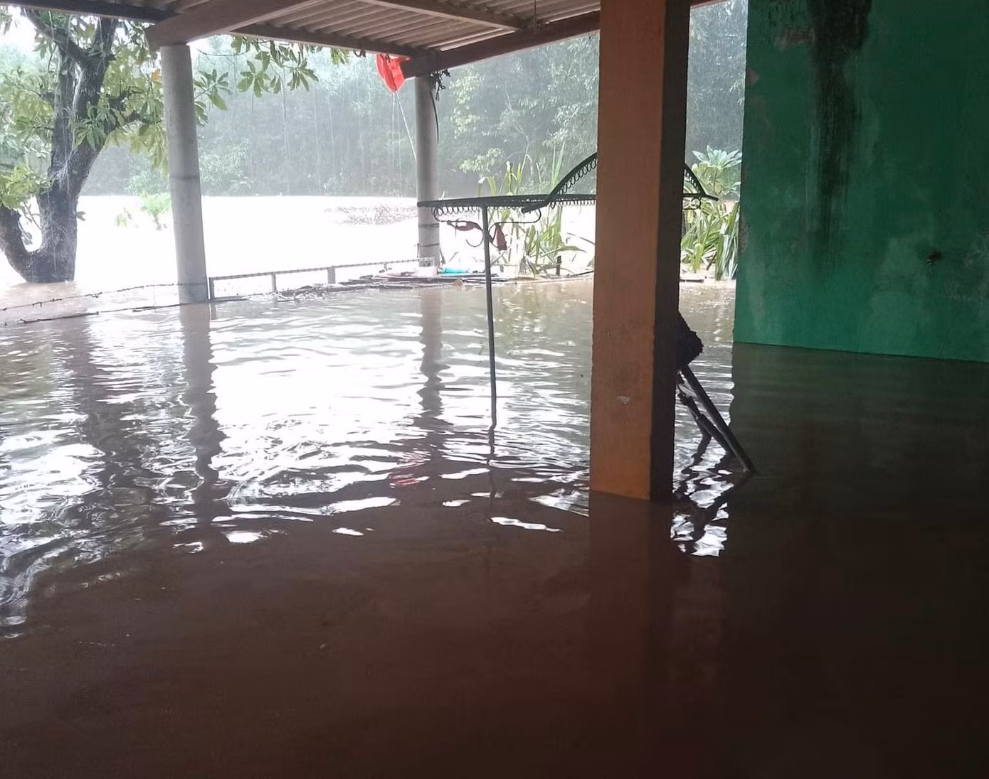 Nhiều vùng thấp trũng ở huyện Lệ Thuỷ, nước lũ đã tràn vào nhà.