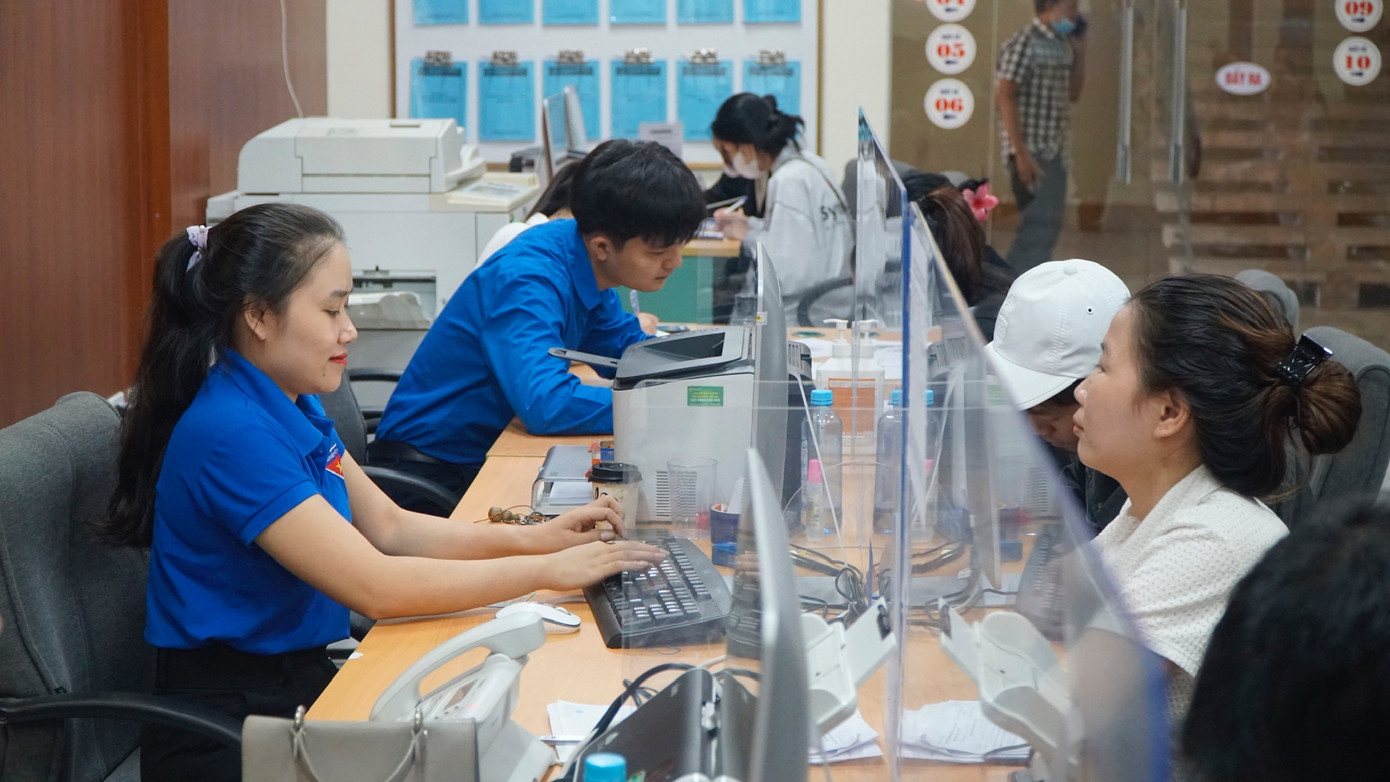 Các đội thanh niên tình nguyện tuyên truyền về chuyển đổi số.