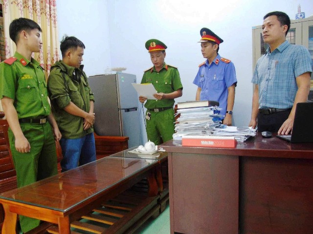 Lực lượng chức năng tống đạt các quyết định đối với Nguyễn Thành Đạt. Lực lượng chức năng tống đạt các quyết định đối với Nguyễn Thành Đạt.