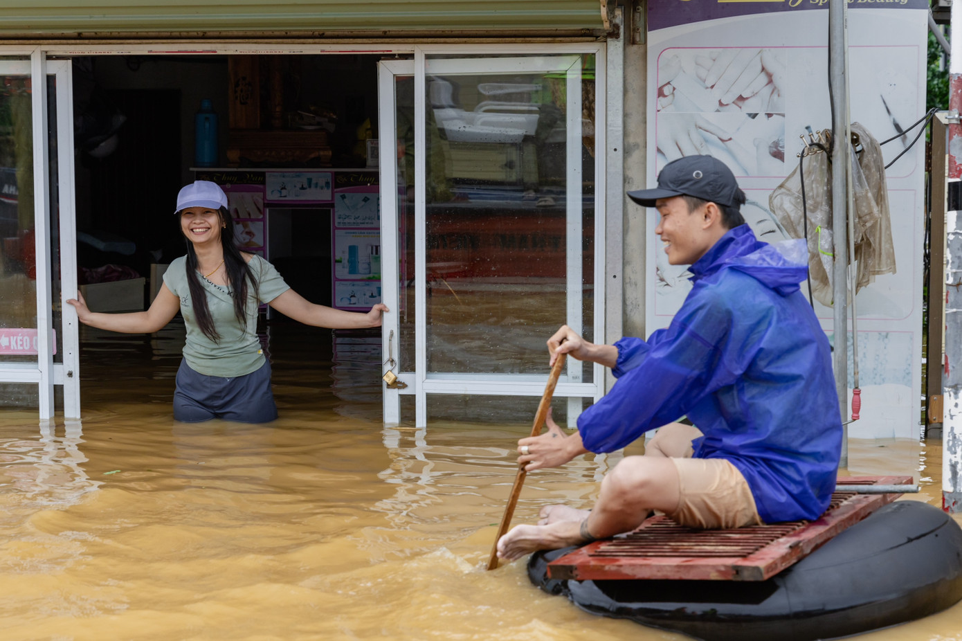 Người dân rốn lũ Quảng Bình vẫn lạc quan, bình tĩnh vượt qua thiên tai khắc nghiệt. Người dân rốn lũ Quảng Bình vẫn lạc quan, bình tĩnh vượt qua thiên tai khắc nghiệt.