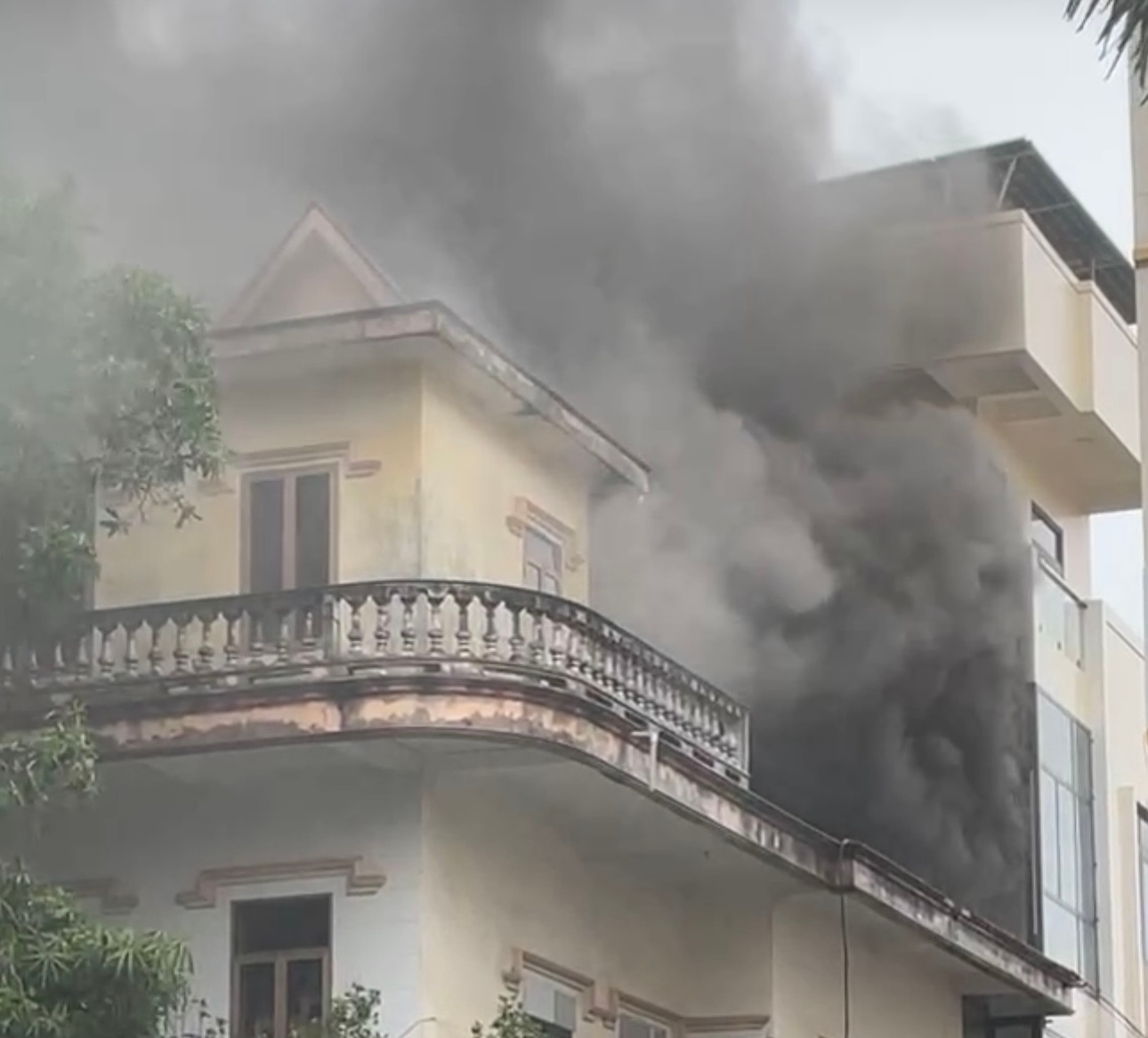 Đám cháy xuất phát từ tầng 3 của ngôi nhà. Đám cháy xuất phát từ tầng 3 của ngôi nhà.