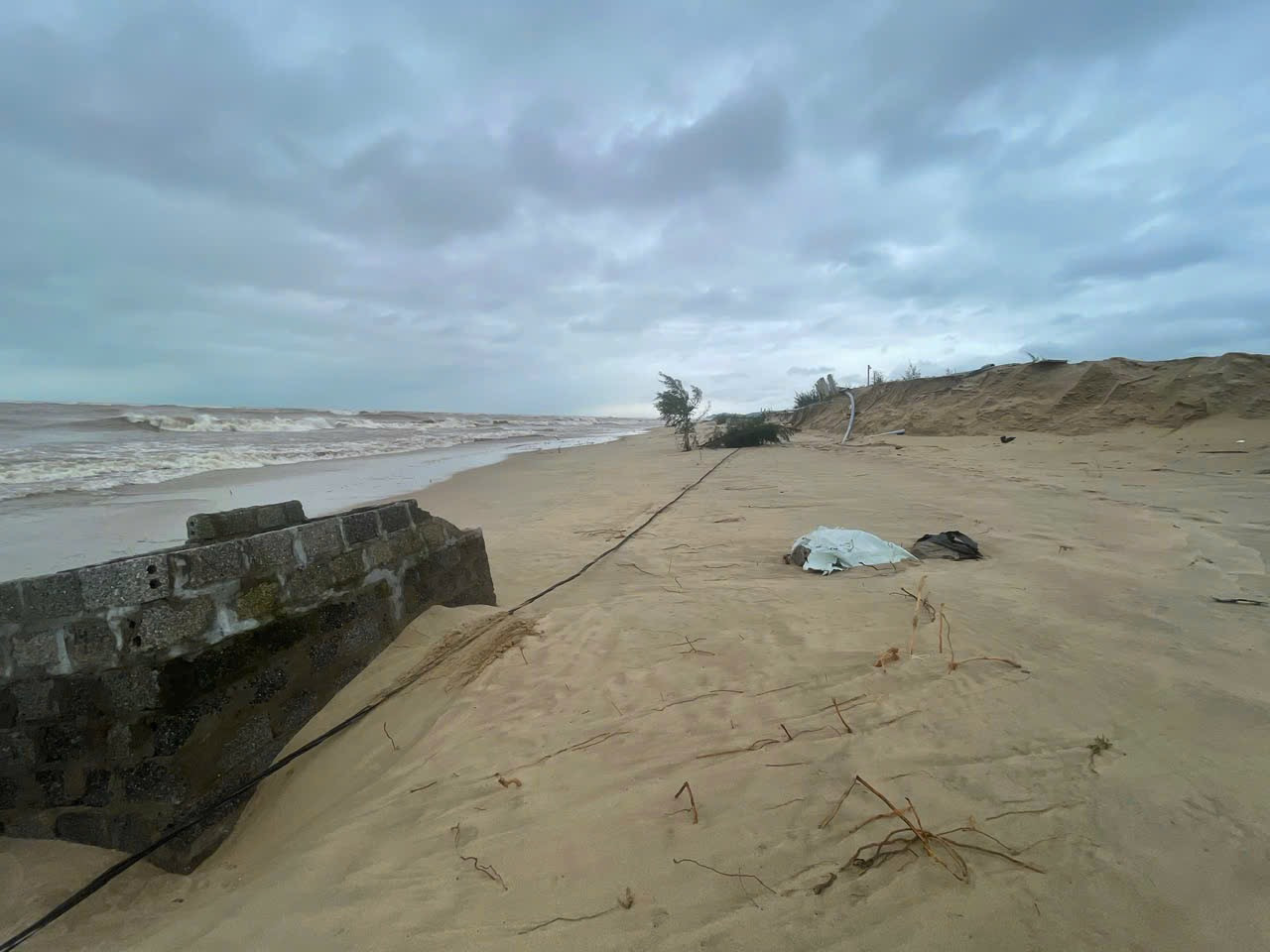 Sạt lở bờ biển kéo dài khoảng 2km.