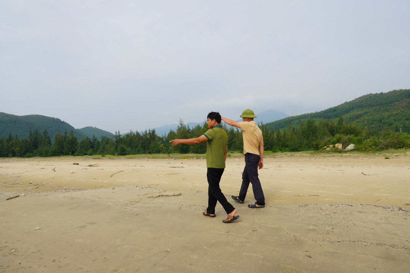 Người dân 3 thôn: Thọ Sơn, Minh Sơn, Đông Hưng của xã Quảng Đông đều ra biển đánh bắt qua bãi biển này.