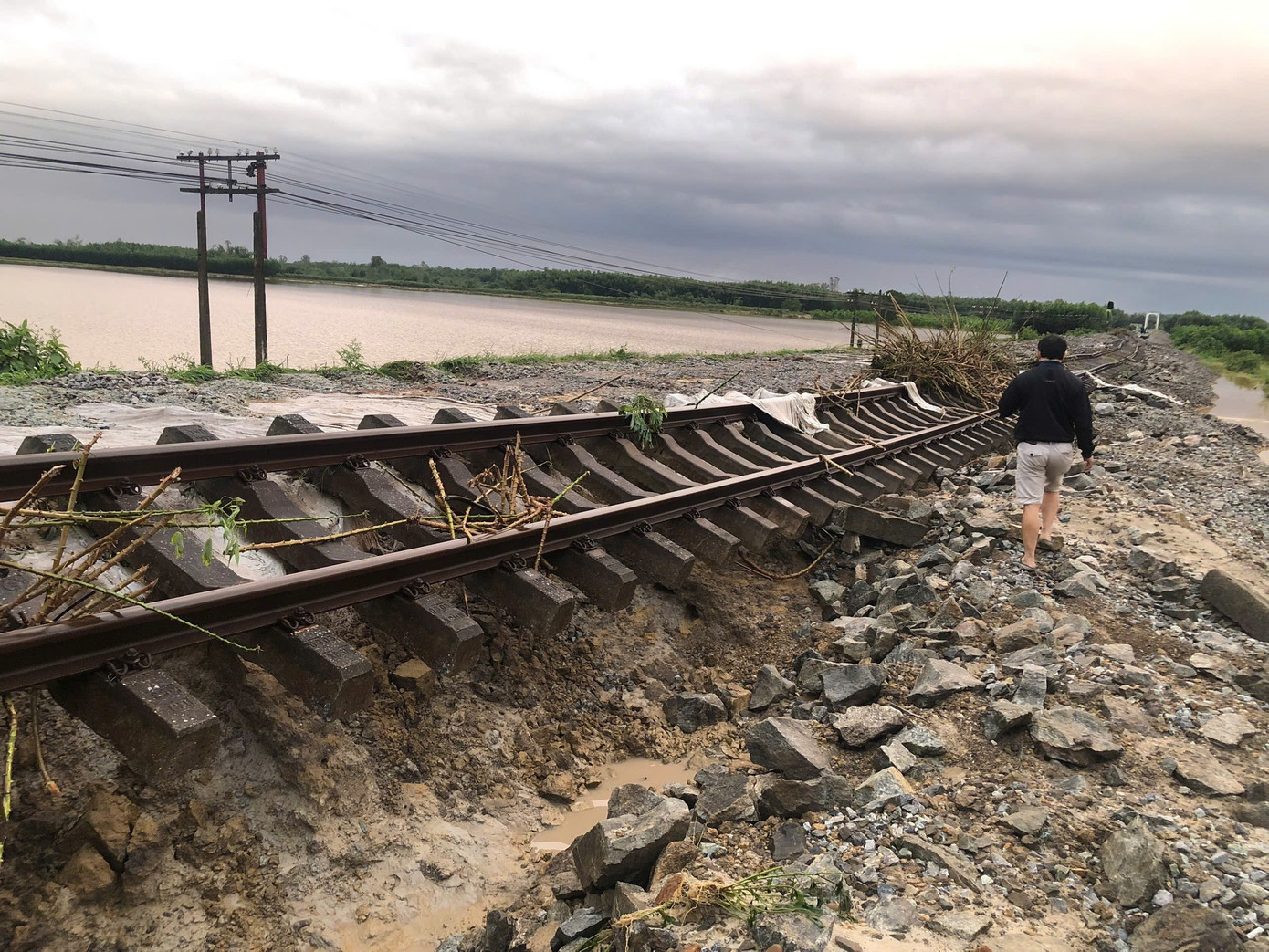 Hàng trăm mét đường sắt đoạn qua Quảng Bình bị nước lũ cuốn trôi, hư hỏng nghiêm trọng. Hàng trăm mét đường sắt đoạn qua Quảng Bình bị nước lũ cuốn trôi, hư hỏng nghiêm trọng.