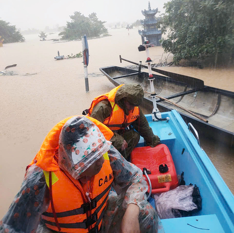 Lực lượng cứu hộ gặp khó khăn vì mưa to, gió lớn, nước lũ chảy xiết.