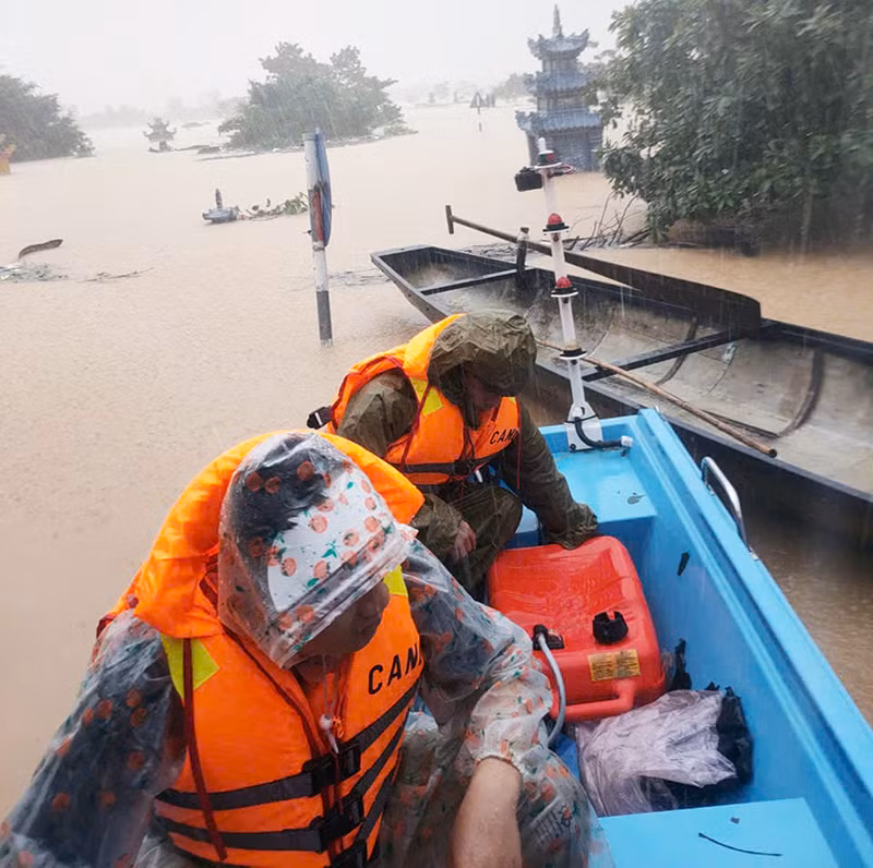 Lực lượng cứu hộ gặp khó khăn vì mưa to, gió lớn, nước lũ chảy xiết.