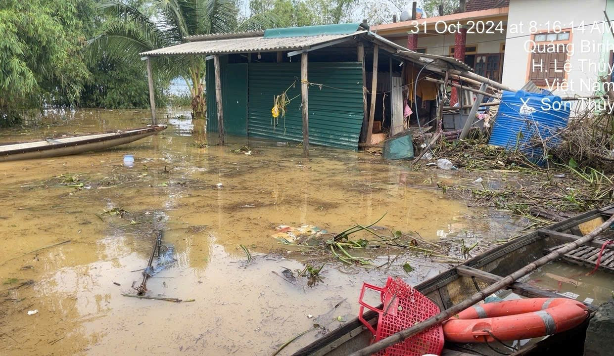 Sân nhà nơi hai cháu bé bị đuối nước thương tâm. Sân nhà nơi hai cháu bé bị đuối nước thương tâm.