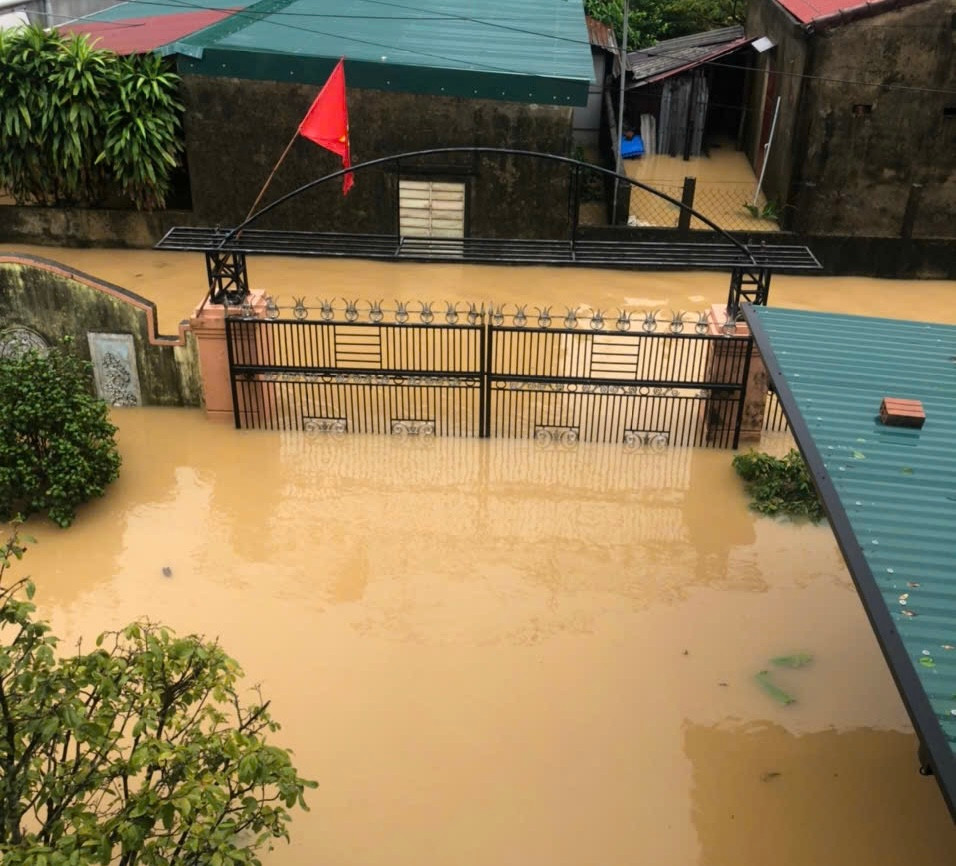 Cổng nhà anh Trần Xuân cao gần 3m bị ngập gần 2/3.